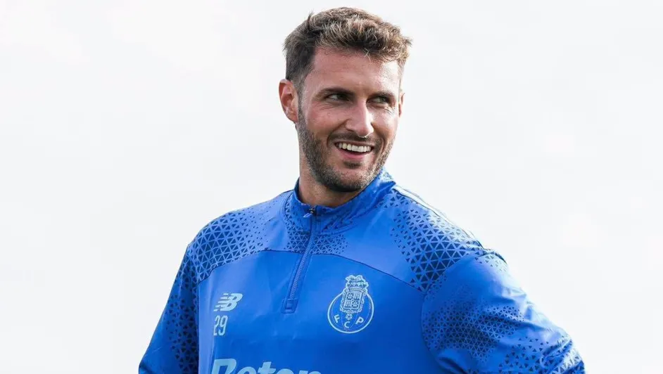 santiago-gimenez-debutar-viernes-porto